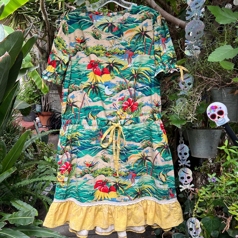 Hawaiian dress with puffy sleeves